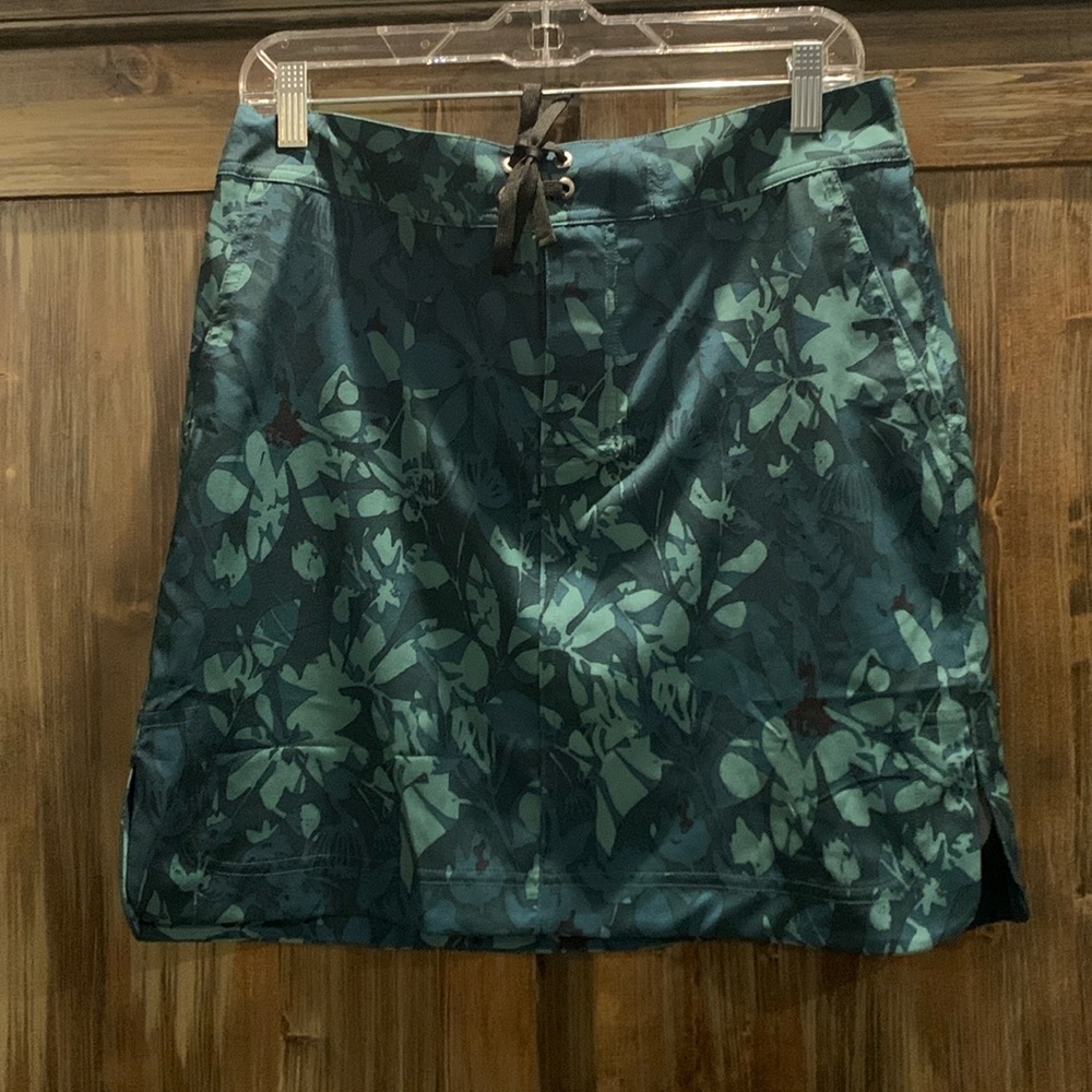 Ripskirt Hawaii in Camo Floral Green, Length 2, Size Medium.